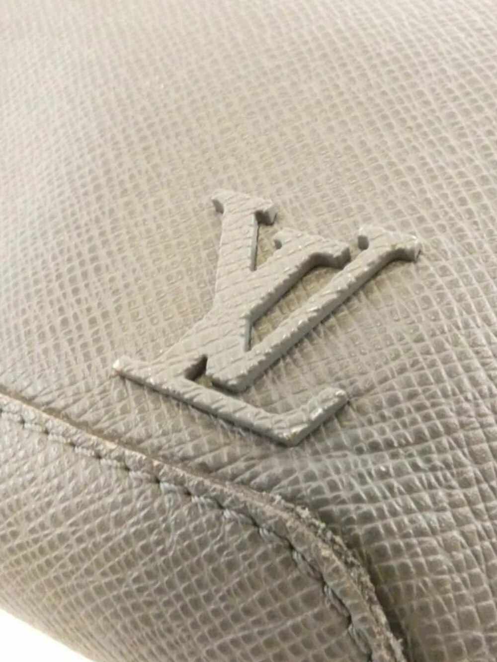 Louis Vuitton Taiga Avenue Sling Bag Gris